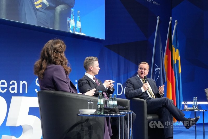 德國國防部長佩斯托瑞斯（右）在柏林安全會議演說及座談，指出俄羅斯在波羅的海區域的挑釁行為，呼籲歐洲加速提升防衛能力。中央社記者林尚縈柏林攝 2025年11月20日