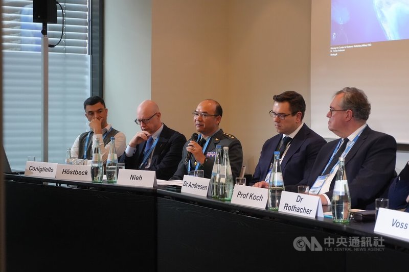 國防大學副教授聶若鹽在柏林安全會議座談，介紹台灣推動國防科技創新與建立更開放的防衛研發模式，強調台灣歡迎與歐洲在軍事科技與供應鏈領域深化合作。中央社記者林尚縈柏林攝 2025年11月20日