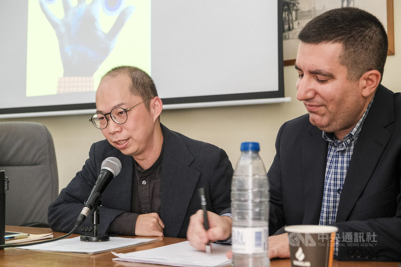 台灣作家黃崇凱(左)的小說「新寶島」在2024年獲得文化部外譯補助,由馬德里康普頓斯大學東亞研究系教授馬里奧博士(右)翻譯成西班牙文於今日出版。黃崇凱赴西班牙參與新書巡迴講座,19日在馬德里康普頓斯大學文學院向學生導讀。中央社記者胡家綺馬德里攝 114年11月20日