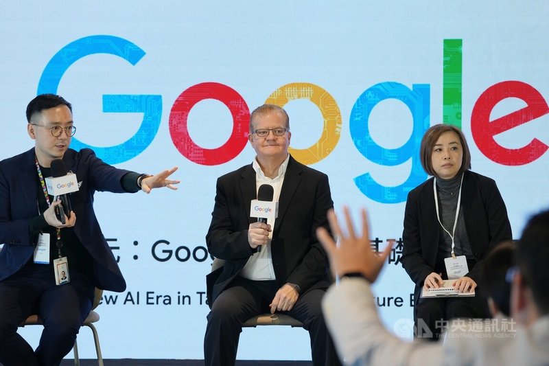 Google Cloud平台研發總經理摩爾（Greg Moore）（中）20日在台北，出席Google台灣AI基礎建設研發中心開幕活動，接受媒體提問。中央社記者徐肇昌攝 114年11月20日