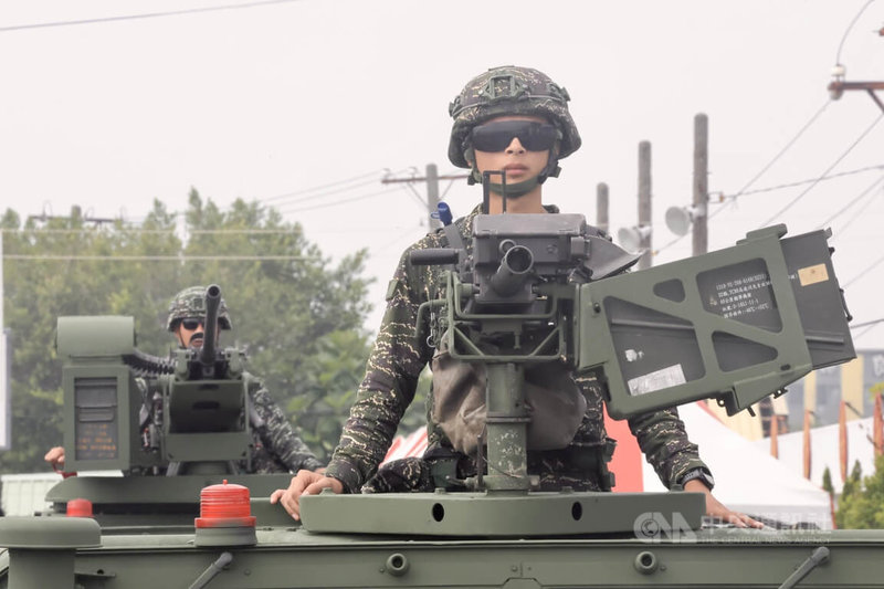 新濱營區展示的MK19-3式40MM榴彈槍（前）及20機砲（後）。中央社記者王飛華攝　　114年11月20日