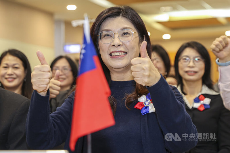 國民黨主席鄭麗文（中）20日上午出席「中華戰略學會丘念台抗日紀念講座－蔣中正日記讀後心得」活動，會中與眾人一同合影。中央社記者鄭清元攝　114年11月20日