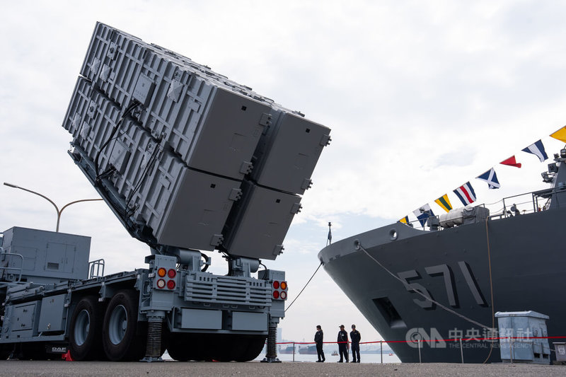 海軍新濱營區22日將開放，國防部20日進行預演，圖為雄風三型飛彈車（左）與新型救難艦「大武軍艦」（右）同框。中央社記者游凱翔攝 114年11月20日