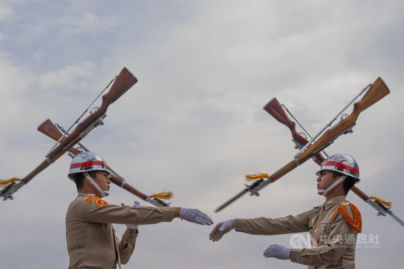 海軍新濱營區22日將開放，國防部20日進行預演，圖為陸戰儀隊進行拋槍演出，考驗默契與技巧。中央社記者游凱翔攝 114年11月20日