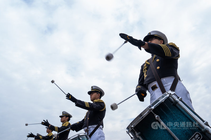 海軍新濱營區22日將開放，國防部20日進行預演，圖為海軍樂隊展演。中央社記者游凱翔攝 114年11月20日