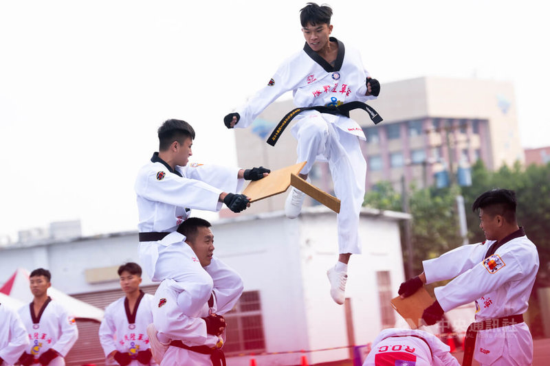 海軍新濱營區22日將開放，國防部20日進行預演，圖為莒拳隊實施空中踢技展演。中央社記者游凱翔攝 114年11月20日