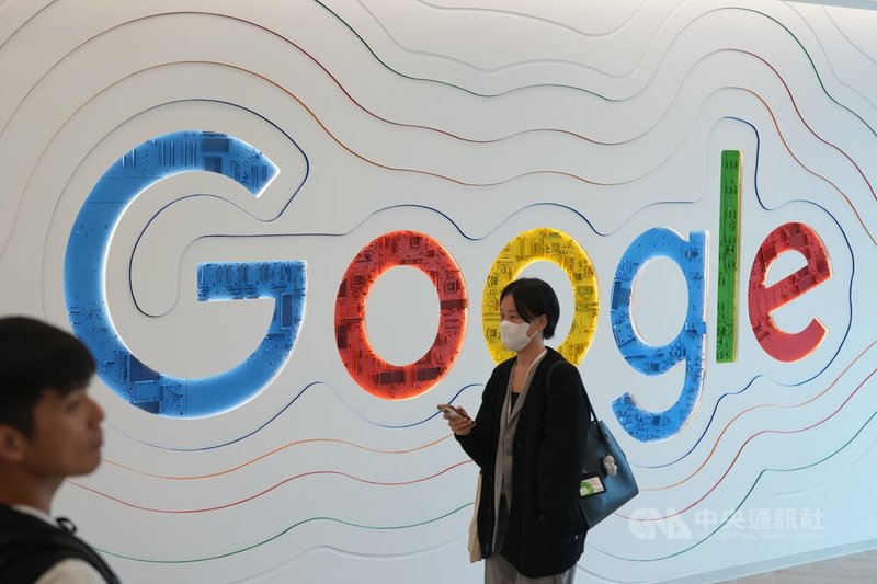 Google近年持續擴大在台投資，繼新北市板橋2座硬體研發中心啟用後，20日宣布AI（人工智慧）基礎建設研發中心在台北士林開幕，為Google美國總部以外最大的一座，將負責測試用於Google全球資料中心的技術。圖為以廢棄主機板設計的牆面。中央社記者徐肇昌攝 114年11月20日