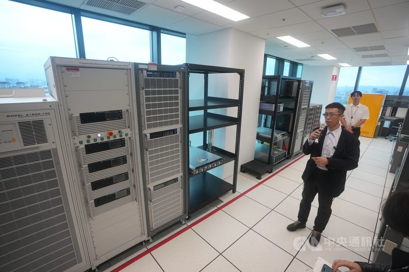 Google近年持續擴大在台投資,繼新北市板橋2座硬體研發中心啟用後,20日宣布AI(人工智慧)基礎建設研發中心在台北士林開幕,為Google美國總部以外最大的一座,將負責測試用於Google全球資料中心的技術。圖為專人在power lab導覽說明。中央社記者徐肇昌攝 114年11月20日