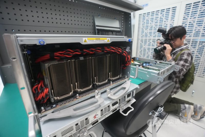 Google20日宣布AI(人工智慧)基礎建設研發中心在台北士林開幕,為Google美國總部以外最大的一座,圖為媒體拍攝power lab裡面設備。中央社記者徐肇昌攝 114年11月20日