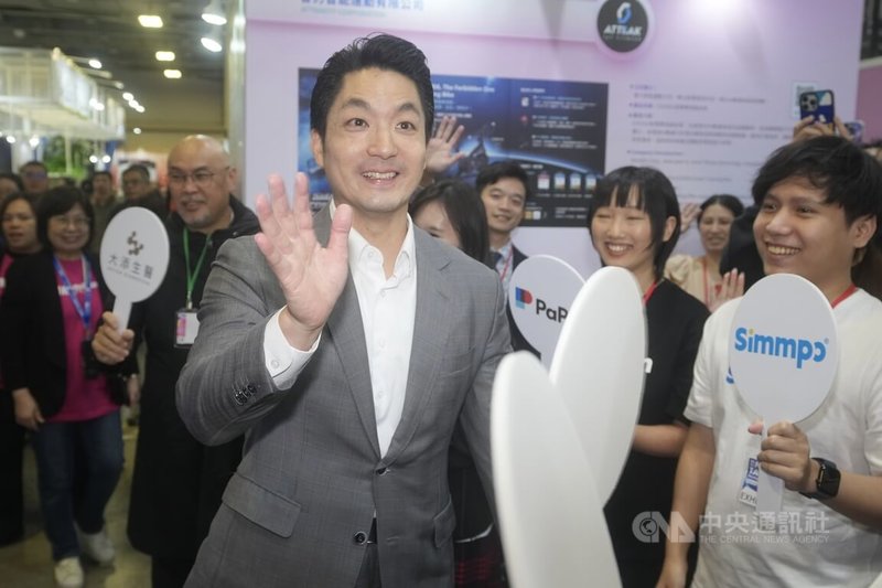 2025 Meet Taipei創新創業嘉年華20日在台北花博爭艷館熱鬧舉辦開幕活動，台北市長蔣萬安（前中）出席並參觀現場攤位，向眾人揮手致意。中央社記者徐肇昌攝 114年11月20日