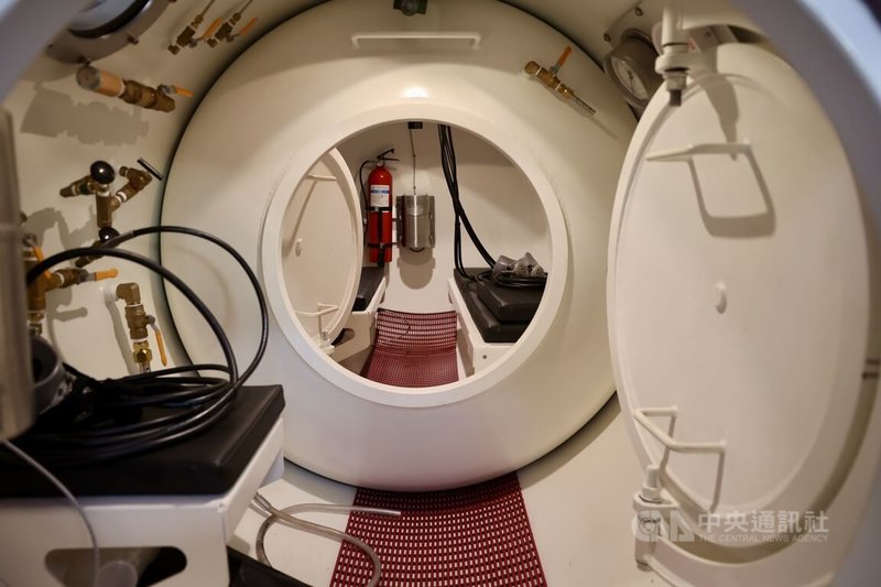 海軍司令部22日將在高雄新濱營區舉辦「民國114年國防知性之旅」,大武號救難艦也將開放民眾參觀,20日大武號已停泊營區,艦上「減壓艙」設備搶先曝光。中央社記者王飛華攝 114年11月20日