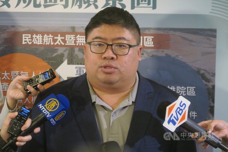 立法委員蔡易餘20日出席「民雄航太暨無人機產業園區開發說明會」,接受媒體採訪。中央社記者吳書緯攝 114年11月20日