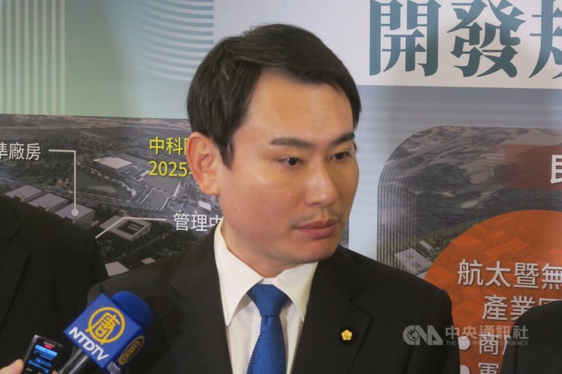 立法委員陳冠廷20日出席「民雄航太暨無人機產業園區開發說明會」,接受媒體採訪。中央社記者吳書緯攝 114年11月20日