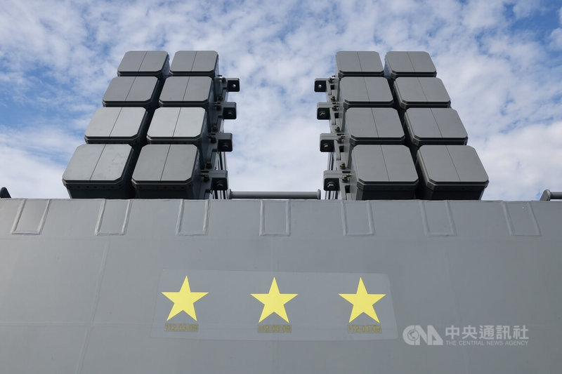 兩棲船塢運輸艦「玉山艦」22日將開放登艦參觀,其中在海劍二防空飛彈發射箱上,可見被漆上3枚「黃星功標」,現場官兵說明,此為民國112年3月9日實彈演習時,由3枚海劍二精準命中2架靶機,展現優異防空能量,因此循例漆上功標。中央社記者王飛華攝 114年11月20日
