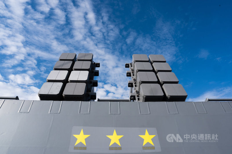 玉山軍艦的海劍二防空飛彈發射箱上,被漆上3枚「黃星功標」,此為民國112年3月實彈演習時以3枚海劍二飛彈精準命中2架靶機,展現出優異防空能量。中央社記者游凱翔攝 114年11月20日