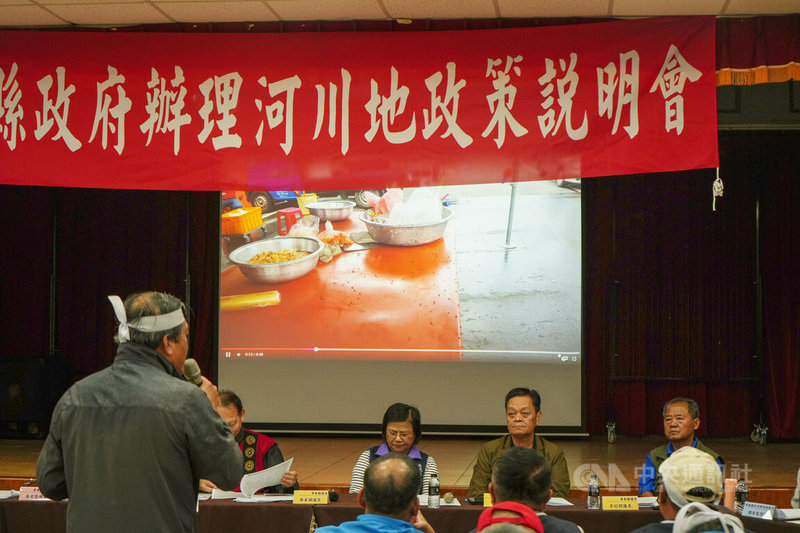 屏東縣議會施政總質詢20日移師獅子鄉公所舉行，無黨籍屏東縣議員李紀財（後右）並邀集縣府各局處單位召開河川地政策說明會，會中透過影片展示河床瓜田引發蒼蠅問題情形。中央社記者黃郁菁攝　114年11月20日
