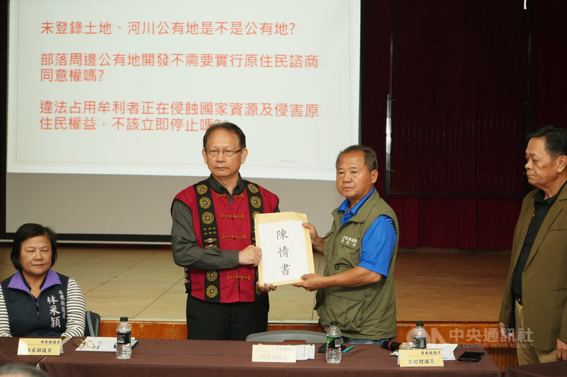 無黨籍屏東縣議員李紀財（右2）20日邀集縣府各局處在獅子鄉召開河川地政策說明會，釐清楓港溪、枋山溪河床種植西瓜爭議，現場並遞交陳情書給屏東縣政府秘書長楊慶哲（左）。中央社記者黃郁菁攝　114年11月20日
