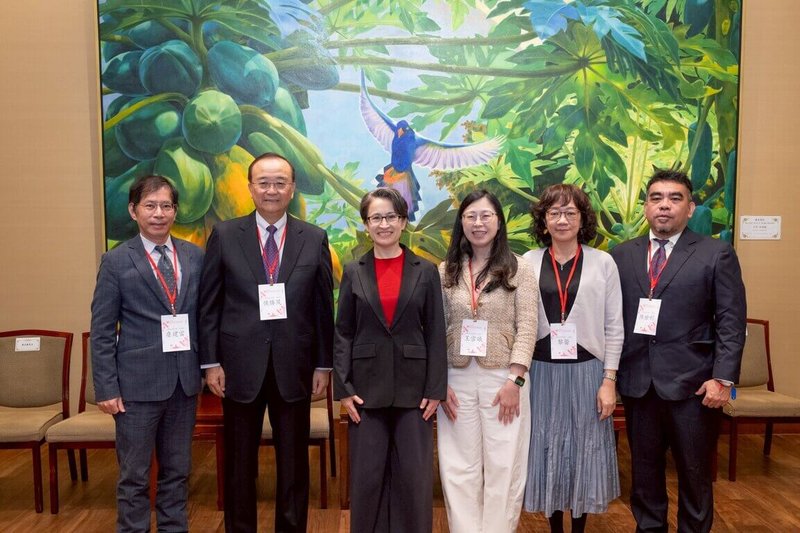 副總統蕭美琴（左3）20日接見「113年度績優捐血人代表」，感謝所有績優捐血人長期承諾與付出。（總統府提供）中央社記者葉素萍傳真　114年11月20日