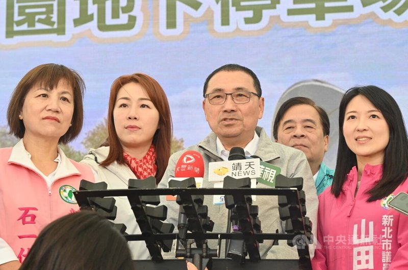 新北市長侯友宜（左3）針對若黨內有人破壞藍白合，國民黨主席鄭麗文稱必要時依各黨家規處理的說法表示，所有過程要公平公開透明，也要有大家接受的機制。中央社記者王鴻國攝　114年11月20日