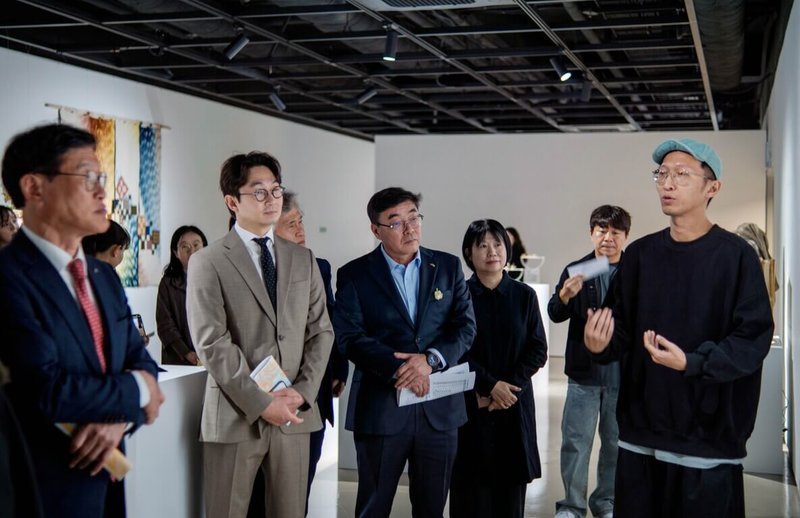 國立台灣工藝研究發展中心推動台韓纖維工藝國際交流暨展覽，日前組團前往韓國展出，開幕期間，台韓雙方工藝師在作品前交流創作理念、材料選擇與工法形式。（工藝中心提供）中央社記者蕭博陽南投縣傳真　114年11月20日