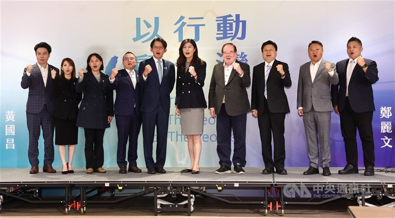 圖為國民黨主席鄭麗文（右5）與台灣民眾黨主席黃國昌（左5）19日舉行會談。（中央社檔案照片）