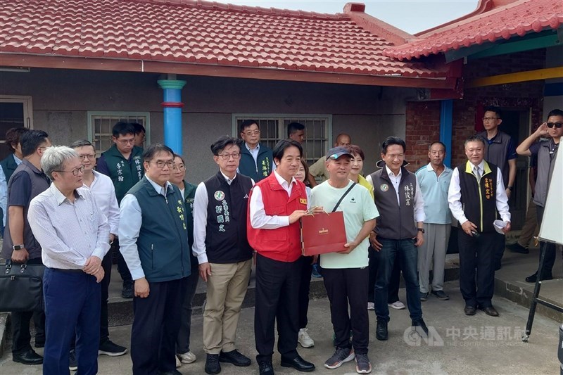 圖為總統賴清德（前左4）關心丹娜絲風災後台南房舍修繕情形。（中央社檔案照片）