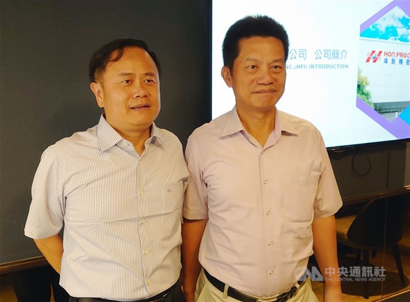 圖右為鴻勁董事長謝旼達，左為資深副總經理翁德奎。(中央社檔案照片)
