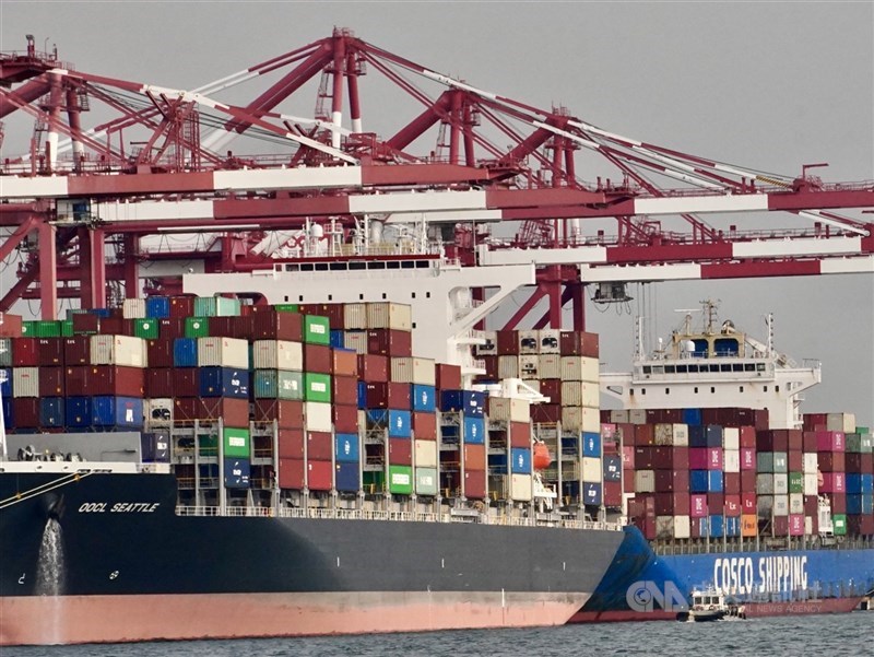 經濟部20日公布10月外銷訂單為693.7億美元，創歷年同月新高。圖為停靠在高雄港區的貨櫃輪。（中央社檔案照片）