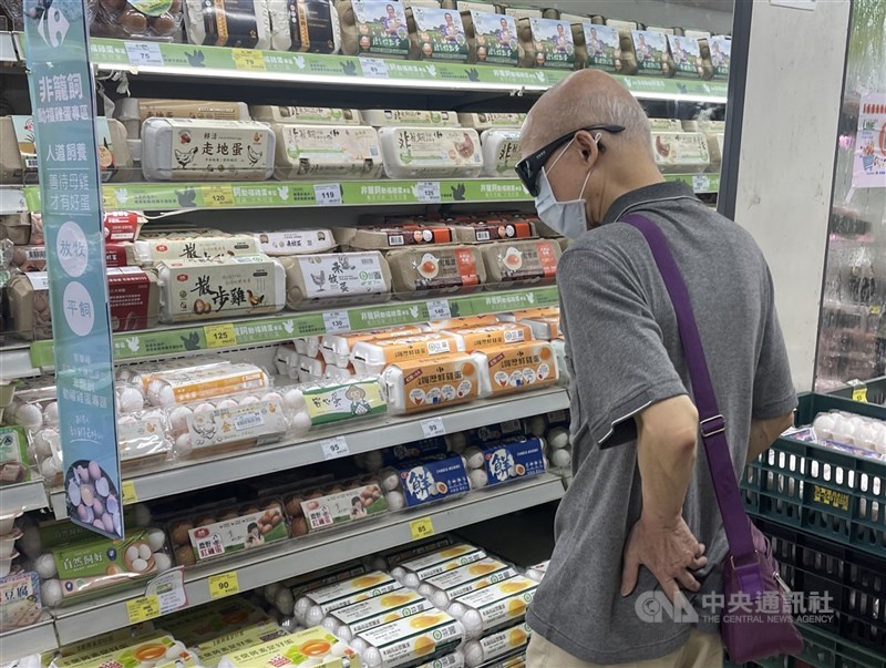 圖為民眾在家樂福挑選冷藏雞蛋。 （中央社檔案照片）