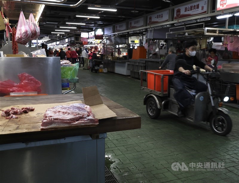 針對非洲豬瘟禁宰期間傳統市場豬肉攤商營業損失，政府將每攤補助新台幣3萬元。經濟部重申，只要地方造冊列管、攤商販售溫體豬肉相關產品，均從寬認定，納入補助對象。（中央社檔案照片）