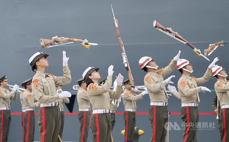 海軍陸戰隊儀隊操槍表揚，圖前2位為女性隊員。中央社記者王飛華攝　　114年11月20日