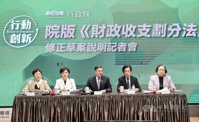 行政院長卓榮泰（中）20日在行政院舉行記者會，說明院版「財政收支劃分法」修正草案，副院長鄭麗君（左2）、秘書長張惇涵（右2）、主計總處主計長陳淑姿（右）、財政部長莊翠雲（左）出席記者會。中央社記者張皓安攝 114年11月20日