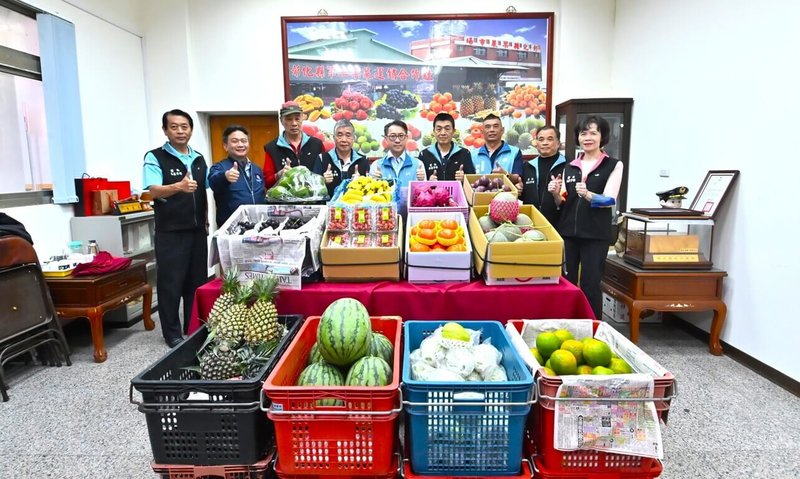 彰化縣政府20日上午在彰化市果菜市場，舉辦農產品嘉年華促銷嘉年華活動宣傳記者會，活動當天將發送限量3000份免費試吃鮮果禮袋，裡面有現採香蕉、柑橘、百香果、紅龍果等新鮮水果。（彰縣府提供）中央社記者吳哲豪傳真 114年11月20日