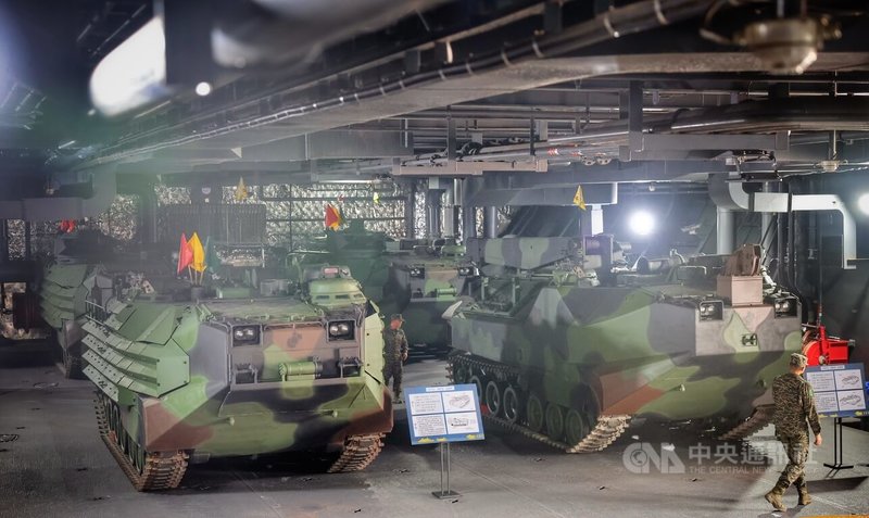 兩棲船塢運輸艦「玉山艦」22日將在「114年國防知性之旅」時開放民眾登艦參觀，塢槽乾區內置有AAV7兩棲突擊車，可供民眾近距離參觀。中央社記者王飛華攝　114年11月20日