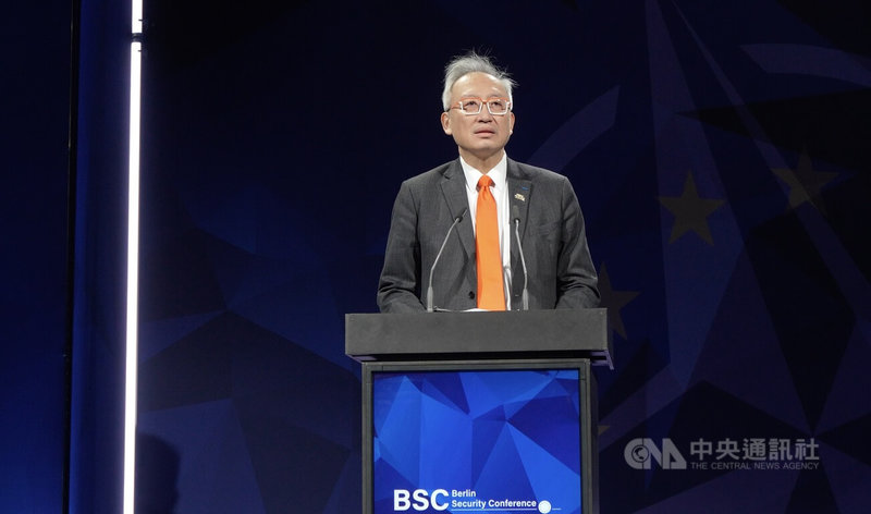 外交部政務次長吳志中19日在柏林安全會議發表公開演說，強調台歐需攜手因應威權軸線擴張，並共同維護印太與歐洲安全。中央社記者林尚縈柏林攝 2025年11月20日
