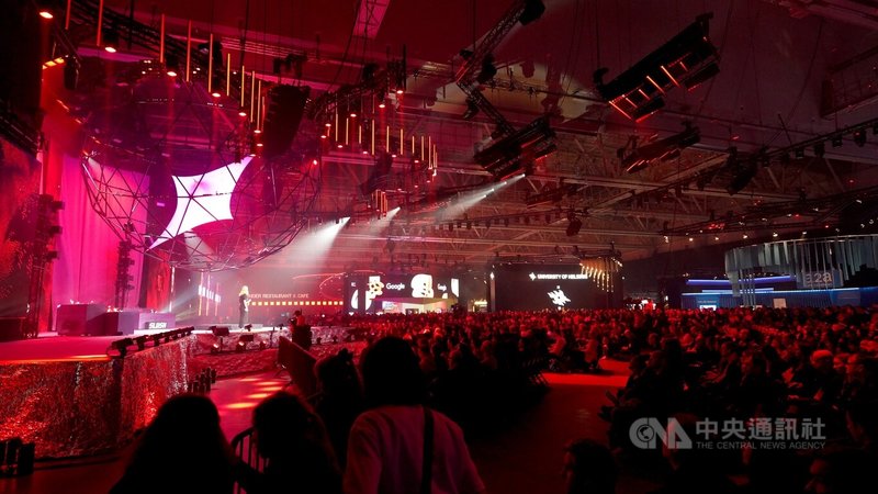 全球創業盛會Slush 19日於芬蘭赫爾辛基盛大登場，圖為開幕現場。中央社記者巫祈麟赫爾辛基攝　114年11月20日