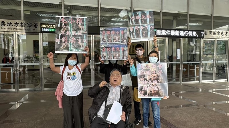 苗栗「人人犬舍」爆不當飼養繁殖、違規割除犬隻聲帶等，引發眾怒。動保團體質疑動防所評鑑多年卻未發現異狀，有掩護業者違法之虞，20日到苗栗地檢署控告動防所長張俊義涉嫌圖利等，盼檢方勿枉勿縱。（民眾提供）中央社記者管瑞平傳真　114年11月20日