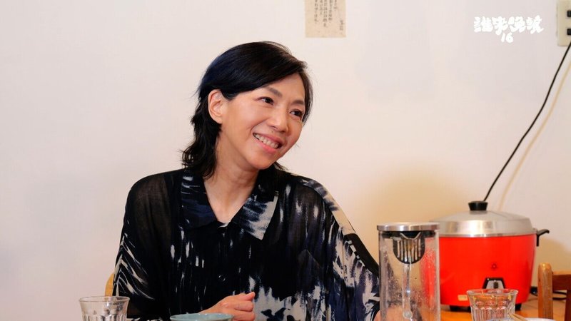 歌手萬芳（圖）隨節目「誰來晚餐」到歌迷家作客，她分享出道心路歷程，坦言當歌手時唱片大賣卻不快樂，接觸戲劇後才發現很舒服。（公視提供）中央社記者洪素津傳真　114年11月20日