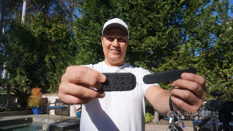 美國職棒大聯盟使用電子暗號系統，創辦人漢金斯2024年初接受中央社專訪，展示PitchCom配戴式的暗號裝置。這項科技獲得大聯盟球員廣泛採用，有助加快比賽節奏、杜絕偷暗號事件，大聯盟宣布與PitchCom延長合約到2031年。中央社記者林宏翰聖地牙哥攝  114年11月20日