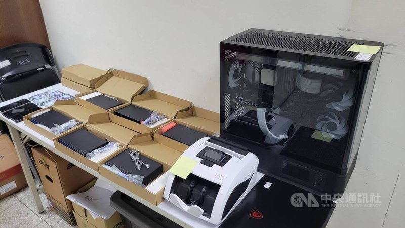 台中市警察局刑事警察大隊20日宣布查獲非法話務系統犯罪組織，近4個月即發出近40萬通詐騙電話，除查獲19人到案，並起出相關犯罪工具。（翻攝照片）中央社記者郝雪卿傳真　114年11月20日