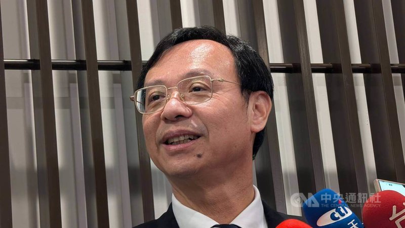 衛福部長石崇良（圖）20日出席衛生福利部社會及家庭署新任署長布達暨宣誓典禮，會前受訪時表示，醫師需要負擔的是民眾生命，非一畢業就可以獨力完成醫療業務。中央社記者曾以寧攝　114年11月20日