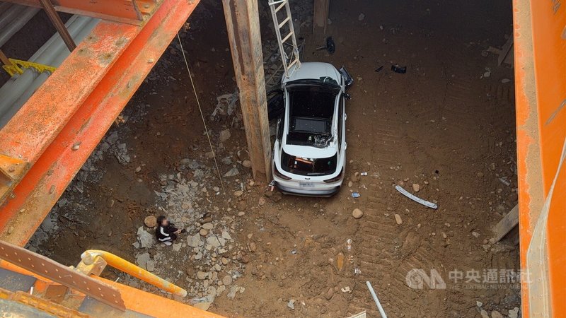 桃園市廖姓女子20日開車從八德區介壽路2段賣場出來後，疑因恍神，竟連人帶車掉落至深度約8公尺的捷運工地內坑洞。（翻攝照片）中央社記者葉臻傳真　114年11月20日