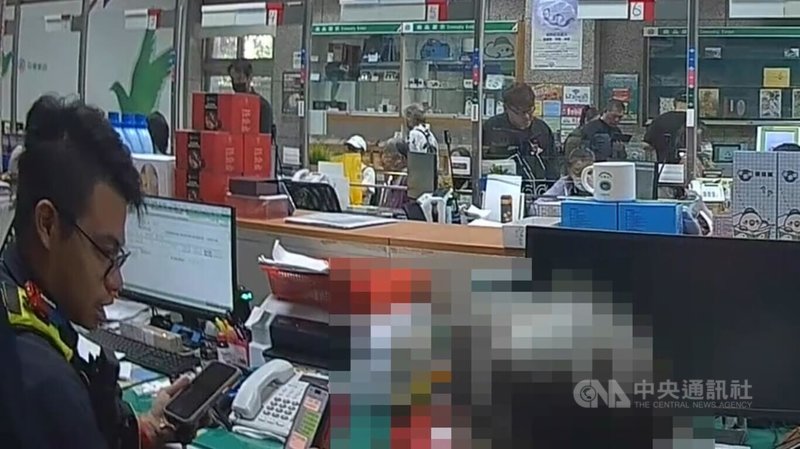 台中王姓婦人（前右）日前透過網路平台認識自稱住在伊拉克的男網友談起網戀，對方稱要要寄一箱美金需請王婦代繳稅金，王婦到郵局欲匯款時被察覺有異報案，警方勸說後成功阻詐。（翻攝照片）中央社記者蘇木春傳真　114年11月20日