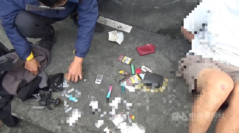 45歲陳姓男子涉嫌18日駕駛白色自小客車行經彰化縣員林市新義街與員鹿路口，追撞停等紅燈機車後肇逃，釀1死2傷；警方19日逮獲改乘深灰色自小客車的陳男，車內搜出安非他命、依托咪酯等毒品。（翻攝照片）中央社記者鄭維真傳真　114年11月20日