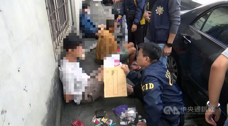 1輛自小客車駕駛於18日行經彰化員林市新義街與員鹿路口，追撞停等紅燈機車後肇逃，釀1死2傷；警方19日逮獲涉案45歲陳姓男子時，同車共3名男子，車上有毒品，陳男肇事時疑毒駕。（翻攝照片）中央社記者鄭維真傳真　114年11月20日