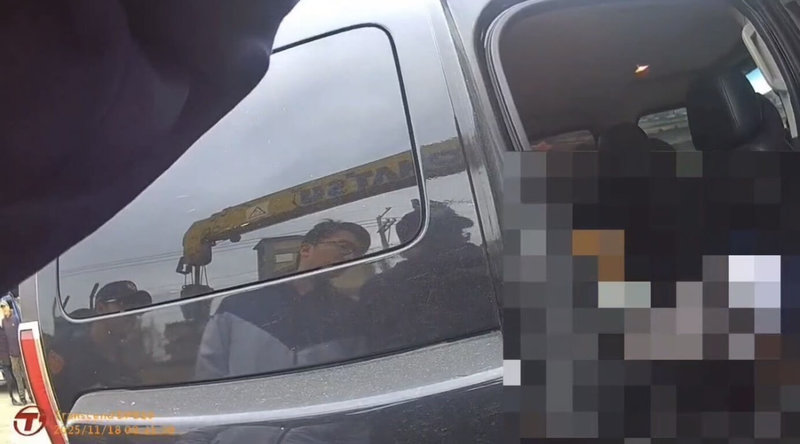 花蓮縣吉安鄉某工廠老闆日前駕駛汽車出門覺得車內有異味，查看竟發現有名陌生男子倒臥後座、已無生命跡象。警方20日表示，初判現場無打鬥或外力介入跡象，且男子與工廠老闆並不認識，已報請檢方相驗。（吉安警分局提供）中央社記者張祈傳真　114年11月20日