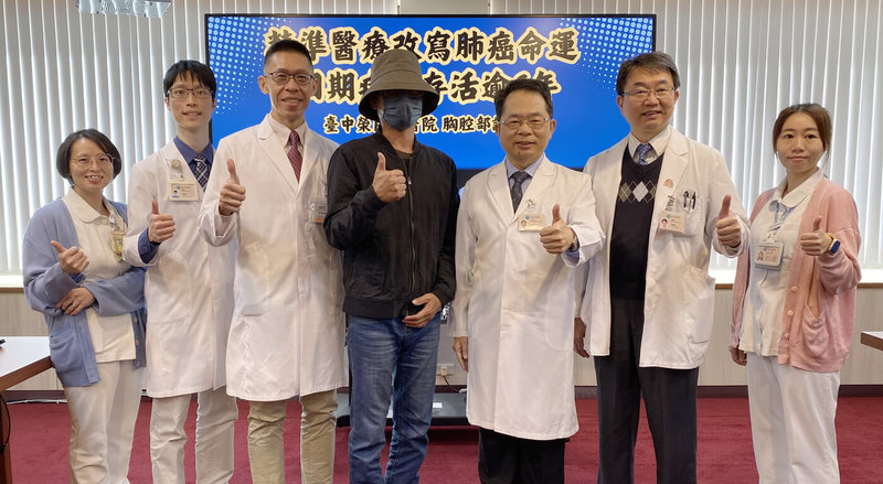 11月是世界肺癌月，台中榮總胸腔部20日舉行記者會，提醒民眾關注肺部健康，並指出隨著科技突破與精準醫療應用，許多病患在合適治療與照護下也能長期存活。（台中榮總提供）中央社記者郝雪卿傳真　114年11月20日