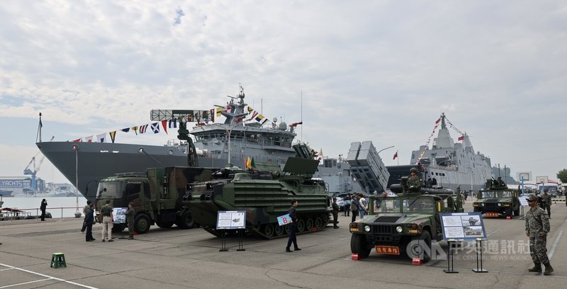 新濱營區展示國軍各式裝備。中央社記者王飛華攝　　114年11月20日