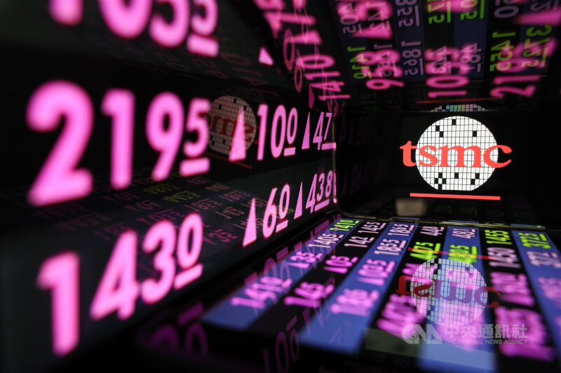 輝達財報優於預期，引爆買盤回流，推升台積電終場大漲60元，台股20日收盤上漲846.24點，創下台股第2大單日漲點。中央社記者謝佳璋攝  114年11月20日