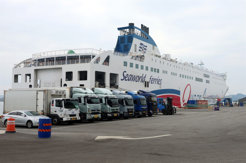 韓國一艘載有267人的渡輪19日航行靠近新安郡長山島近海時，撞上一座無人島而擱淺。圖為渡輪20日停泊在木浦一座碼頭。（韓聯社）